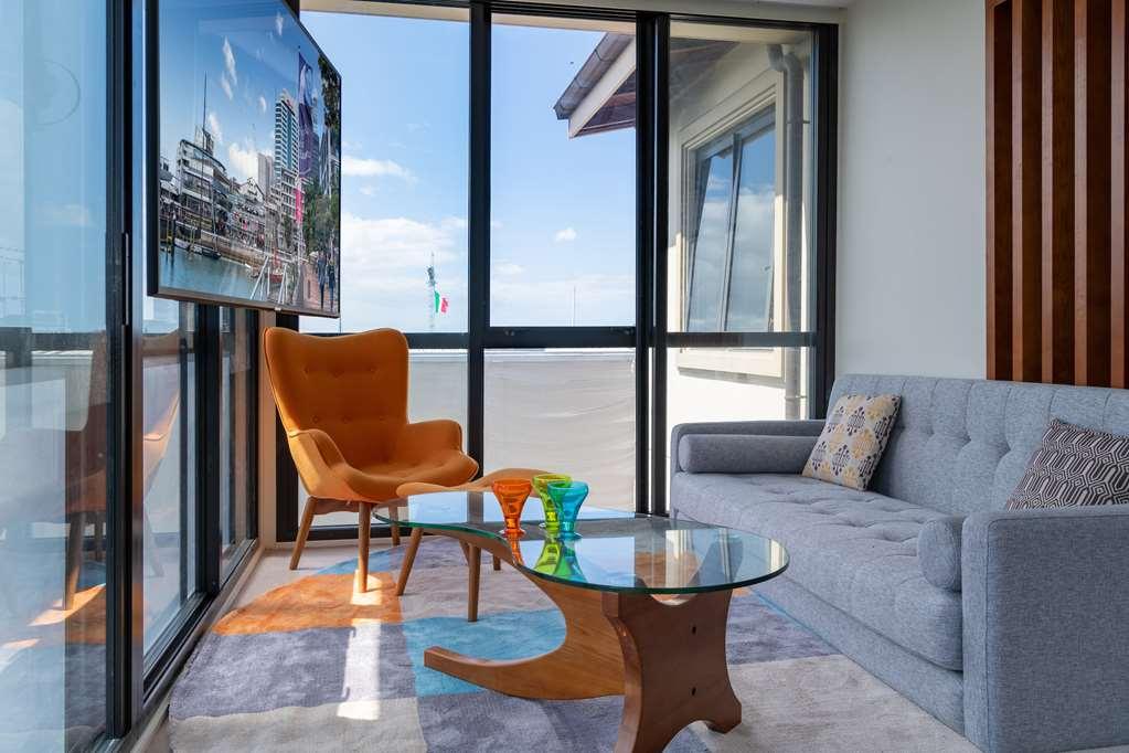 Ohtel Auckland Hotel Phòng bức ảnh A living room with a view of the city