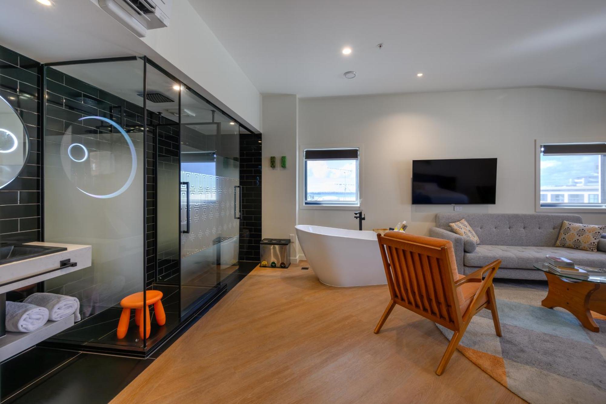 Ohtel Auckland Hotel Ngoại thất bức ảnh A modern bathroom with a freestanding bathtub