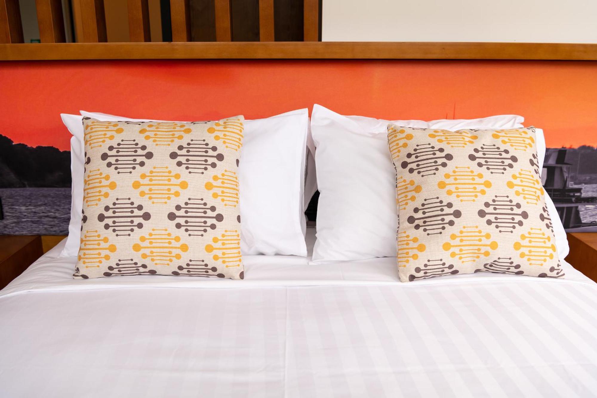 Ohtel Auckland Hotel Ngoại thất bức ảnh Two cushions on a bed