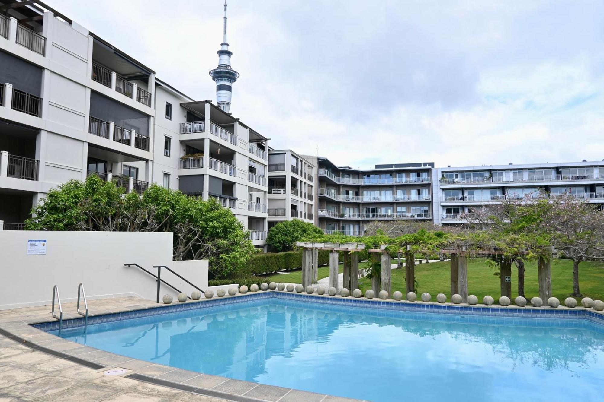 Ohtel Auckland Hotel Ngoại thất bức ảnh The swimming pool at the complex